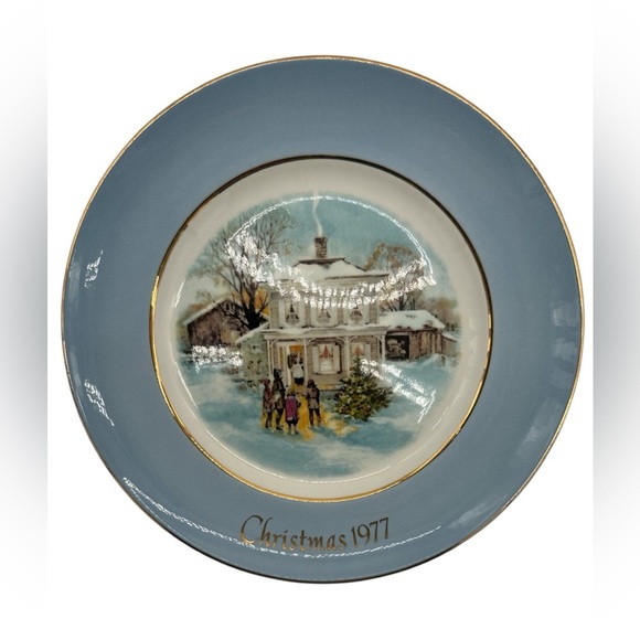 Vintage Avon Christmas 1977 Decorative Plate “Carollers in The Snow” - Picture 4 of 6